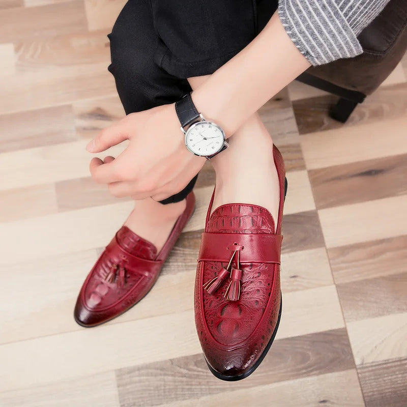 New Pointed-toe Crocodile-patterned Men's Leather Shoes Available for Drop Shipping.