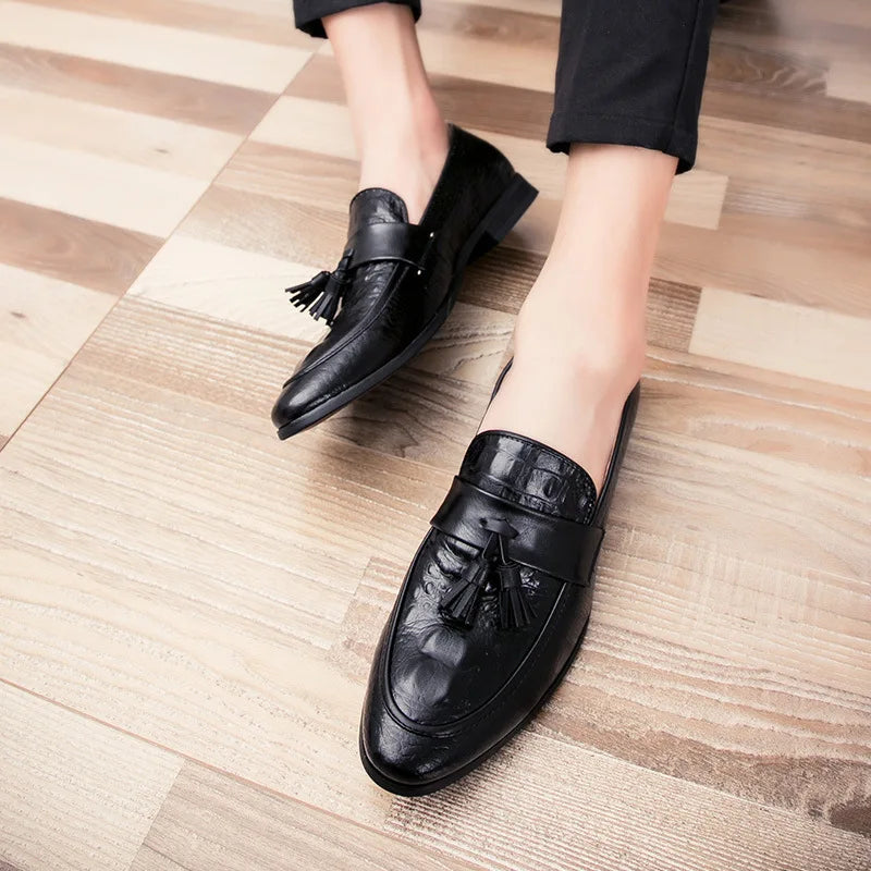 New Pointed-toe Crocodile-patterned Men's Leather Shoes Available for Drop Shipping.