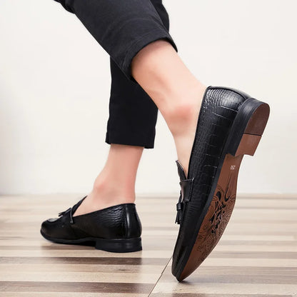 New Pointed-toe Crocodile-patterned Men's Leather Shoes Available for Drop Shipping.